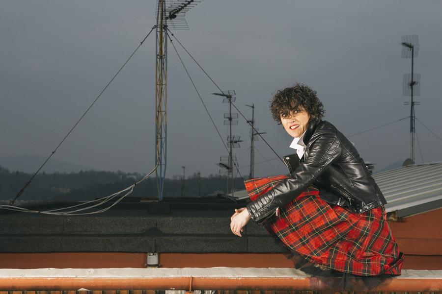 perfecto cuero, biker, camisa blanca, white shirt, tartan, skirt, falda escocesa