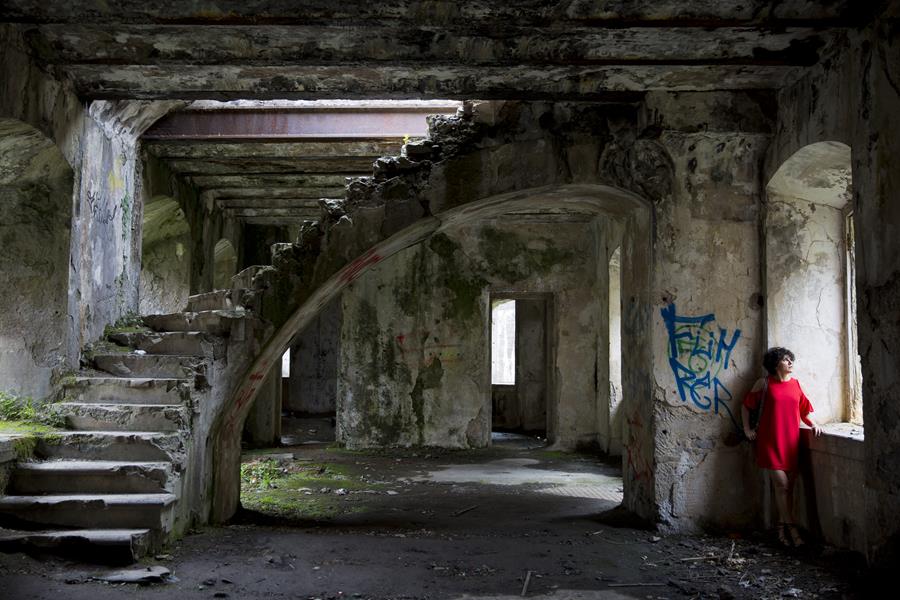 vestido rojo, bailarinas punta atadas, bailarinas macarras, baillerina lace up, punk glam, san marcos