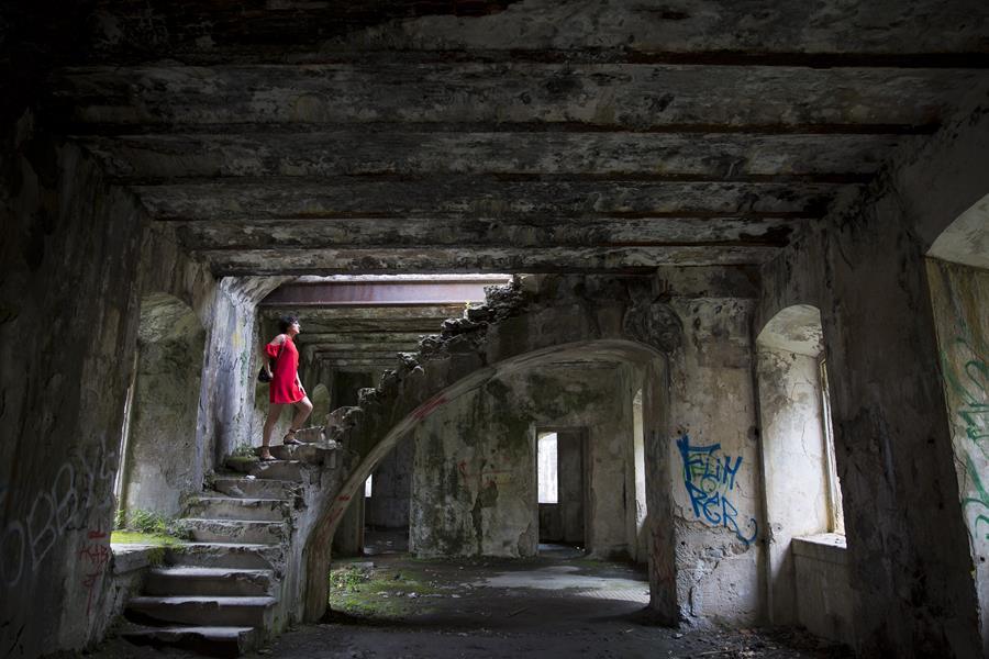 vestido rojo, bailarinas punta atadas, bailarinas macarras, baillerina lace up, punk glam, san marcos