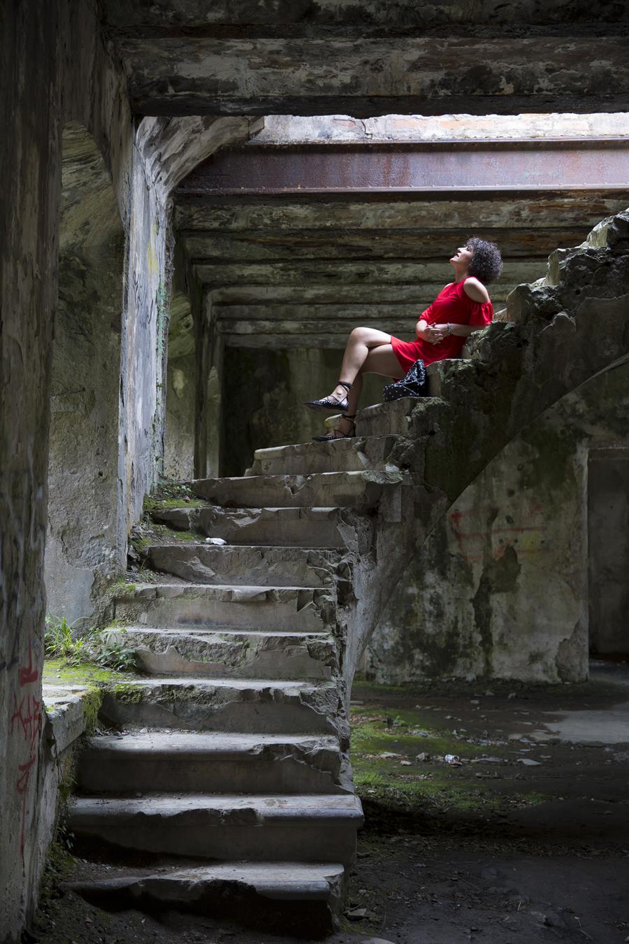 vestido rojo, bailarinas punta atadas, bailarinas macarras, baillerina lace up, punk glam, san marcos