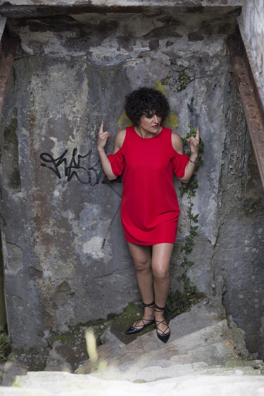 vestido rojo, bailarinas punta atadas, bailarinas macarras, baillerina lace up, punk glam