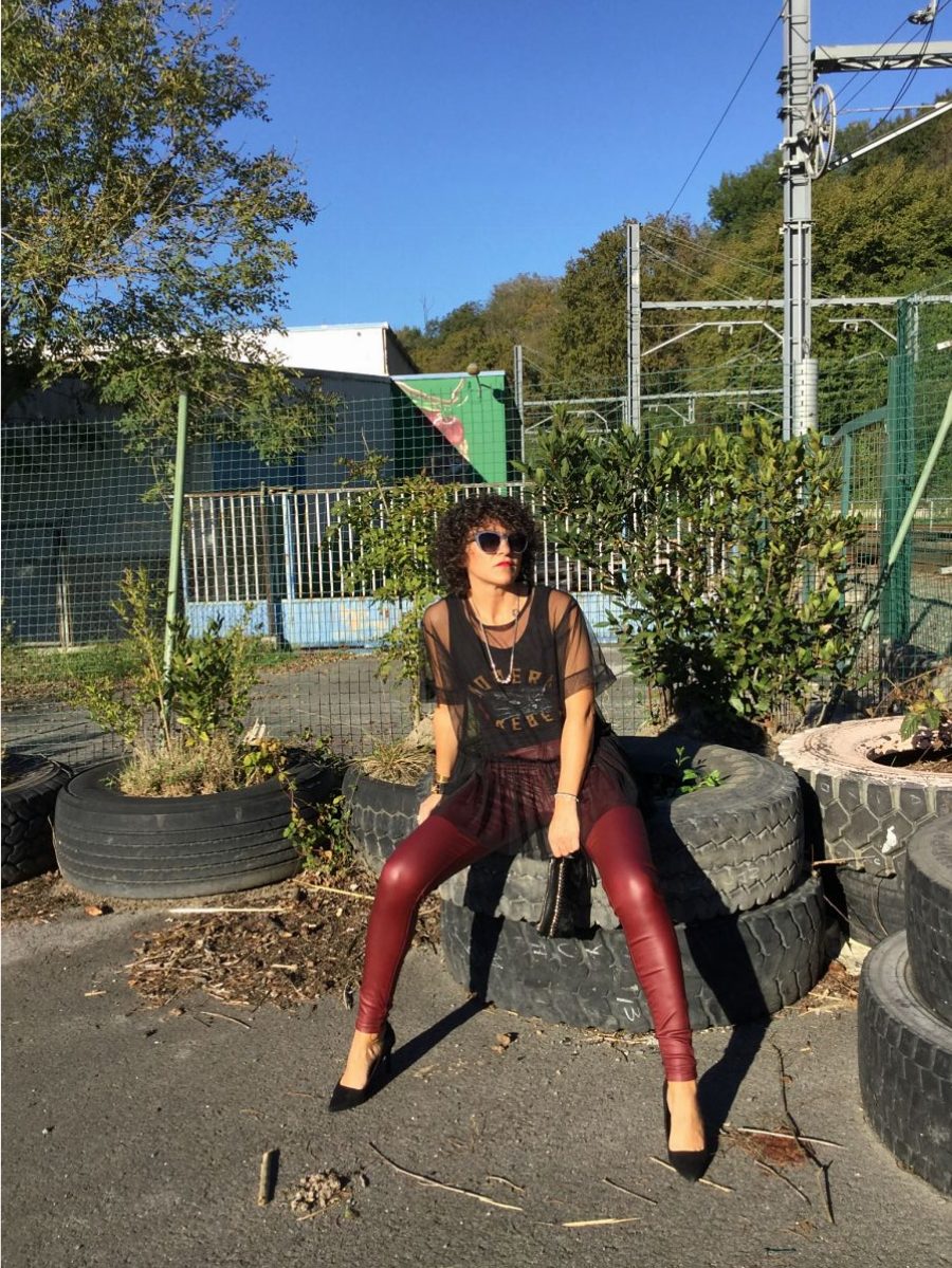 Miss Clov, personal shopper, Donostia, punkglam, Rebeca Valdivia, pitillo, skinny jeans, pantalones encerados, salosnes, hells, zapatos de tacón, tull, rebel and modern, curls, camiseta tull, camiseta con tull superpuesto, cazadora acolchada, cazadora cuero, leather jacket, bolso mano, handbag, grafittis