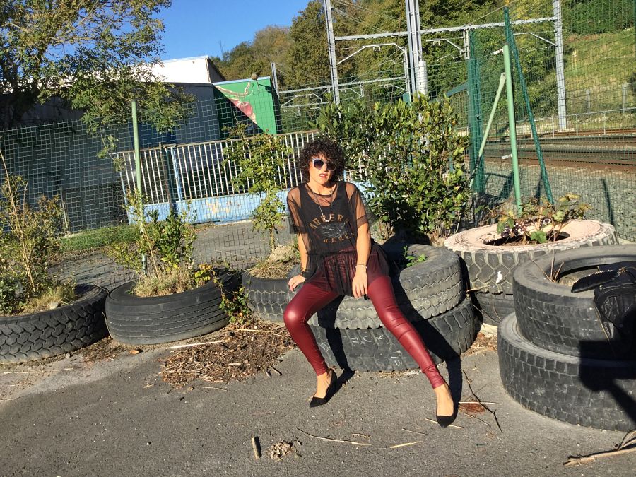 Miss Clov, personal shopper, Donostia, punkglam, Rebeca Valdivia, pitillo, skinny jeans, pantalones encerados, salosnes, hells, zapatos de tacón, tull, rebel and modern, curls, camiseta tull, camiseta con tull superpuesto, cazadora acolchada, cazadora cuero, leather jacket, bolso mano, handbag, grafittis