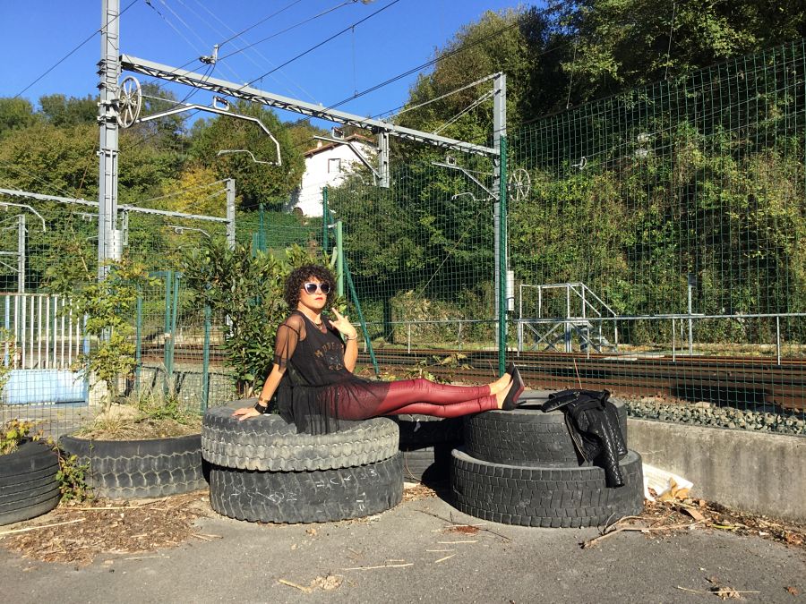 Miss Clov, personal shopper, Donostia, punkglam, Rebeca Valdivia, pitillo, skinny jeans, pantalones encerados, salosnes, hells, zapatos de tacón, tull, rebel and modern, curls, camiseta tull, camiseta con tull superpuesto, cazadora acolchada, cazadora cuero, leather jacket, bolso mano, handbag, grafittis