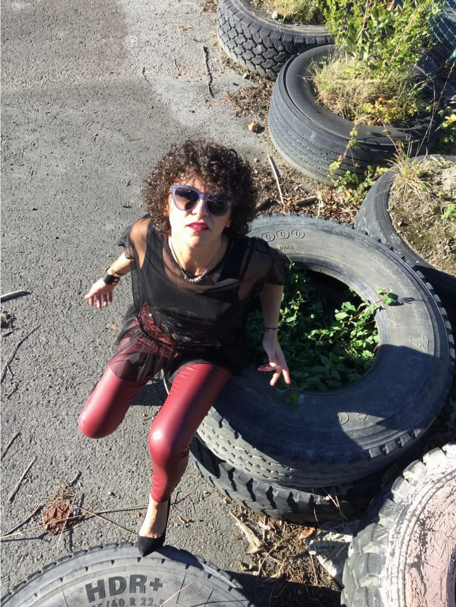 Miss Clov, personal shopper, Donostia, punkglam, Rebeca Valdivia, pitillo, skinny jeans, pantalones encerados, salosnes, hells, zapatos de tacón, tull, rebel and modern, curls, camiseta tull, camiseta con tull superpuesto, cazadora acolchada, cazadora cuero, leather jacket, bolso mano, handbag, grafittis