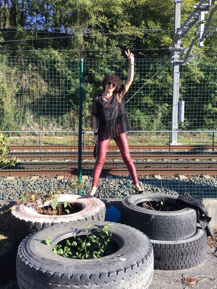 Miss Clov, personal shopper, Donostia, punkglam, Rebeca Valdivia, pitillo, skinny jeans, pantalones encerados, salosnes, hells, zapatos de tacón, tull, rebel and modern, curls, camiseta tull, camiseta con tull superpuesto, cazadora acolchada, cazadora cuero, leather jacket, bolso mano, handbag, grafittis