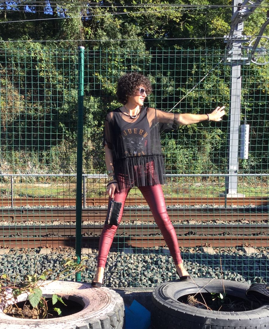 Miss Clov, personal shopper, Donostia, punkglam, Rebeca Valdivia, pitillo, skinny jeans, pantalones encerados, salosnes, hells, zapatos de tacón, tull, rebel and modern, curls, camiseta tull, camiseta con tull superpuesto, cazadora acolchada, cazadora cuero, leather jacket, bolso mano, handbag, grafittis