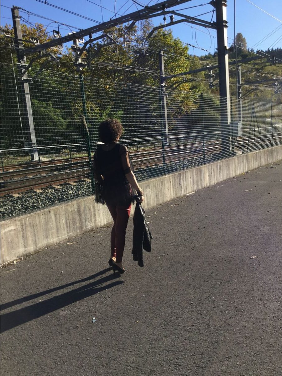 Miss Clov, personal shopper, Donostia, punkglam, Rebeca Valdivia, pitillo, skinny jeans, pantalones encerados, salosnes, hells, zapatos de tacón, tull, rebel and modern, curls, camiseta tull, camiseta con tull superpuesto, cazadora acolchada, cazadora cuero, leather jacket, bolso mano, handbag, grafittis