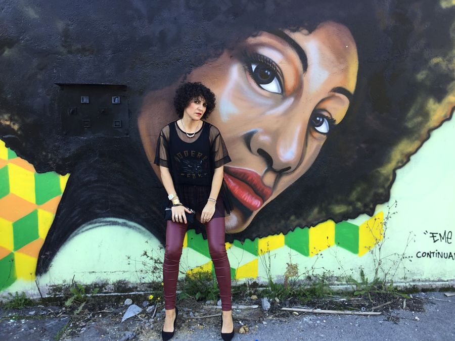 Miss Clov, personal shopper, Donostia, punkglam, Rebeca Valdivia, pitillo, skinny jeans, pantalones encerados, salosnes, hells, zapatos de tacón, tull, rebel and modern, curls, camiseta tull, camiseta con tull superpuesto, cazadora acolchada, cazadora cuero, leather jacket, bolso mano, handbag, grafittis