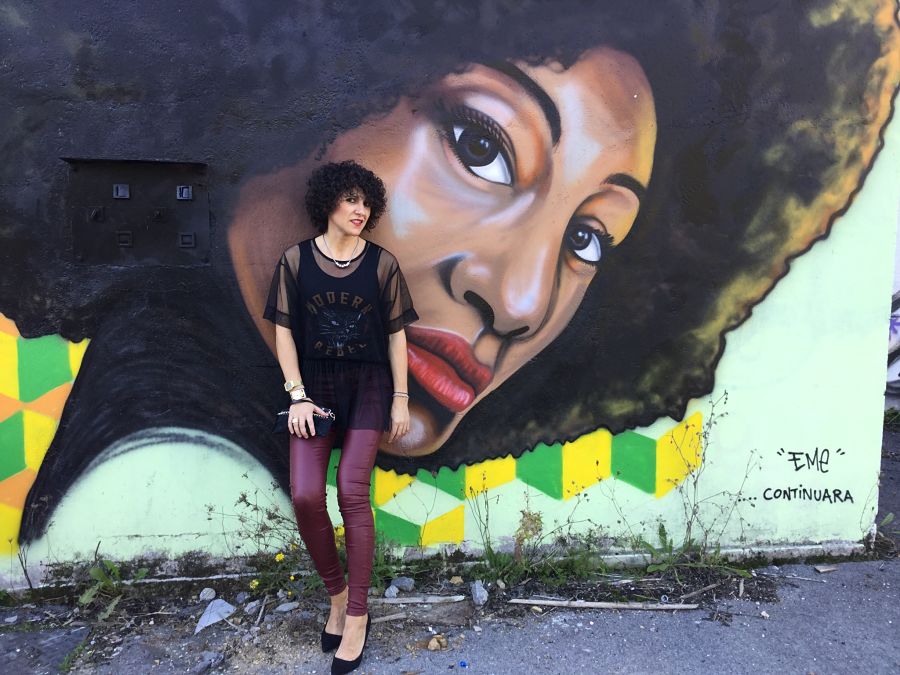 Miss Clov, personal shopper, Donostia, punkglam, Rebeca Valdivia, pitillo, skinny jeans, pantalones encerados, salosnes, hells, zapatos de tacón, tull, rebel and modern, curls, camiseta tull, camiseta con tull superpuesto, cazadora acolchada, cazadora cuero, leather jacket, bolso mano, handbag, grafittis