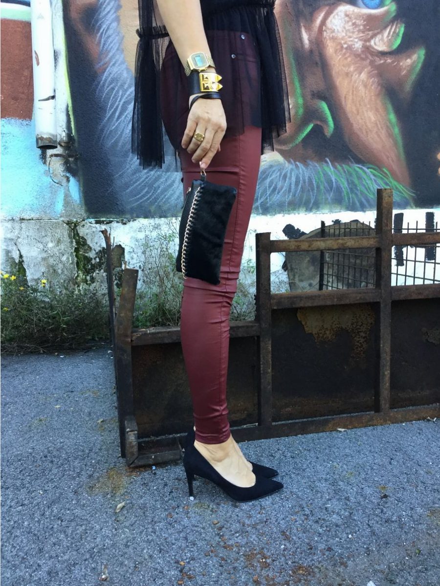 Miss Clov, personal shopper, Donostia, punkglam, Rebeca Valdivia, pitillo, skinny jeans, pantalones encerados, salosnes, hells, zapatos de tacón, tull, rebel and modern, curls, camiseta tull, camiseta con tull superpuesto, cazadora acolchada, cazadora cuero, leather jacket, bolso mano, handbag, grafittis