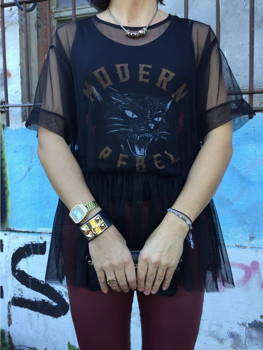 Miss Clov, personal shopper, Donostia, punkglam, Rebeca Valdivia, pitillo, skinny jeans, pantalones encerados, salosnes, hells, zapatos de tacón, tull, rebel and modern, curls, camiseta tull, camiseta con tull superpuesto, cazadora acolchada, cazadora cuero, leather jacket, bolso mano, handbag, grafittis