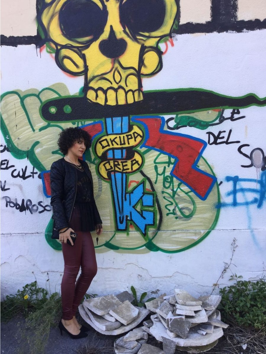 Miss Clov, personal shopper, Donostia, punkglam, Rebeca Valdivia, pitillo, skinny jeans, pantalones encerados, salosnes, hells, zapatos de tacón, tull, rebel and modern, curls, camiseta tull, camiseta con tull superpuesto, cazadora acolchada, cazadora cuero, leather jacket, bolso mano, handbag, grafittis