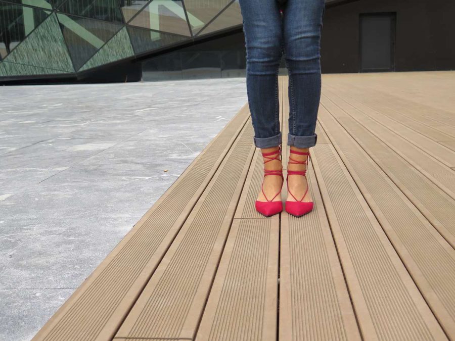 Urban, pijama, jeans, denim, pitillos, skinny, red shoes, zapatos rojos, zapatos tacón, zapatos atados al tobillo, Miss Clov, Donostia, Rebeca Valdivia, personal shopper