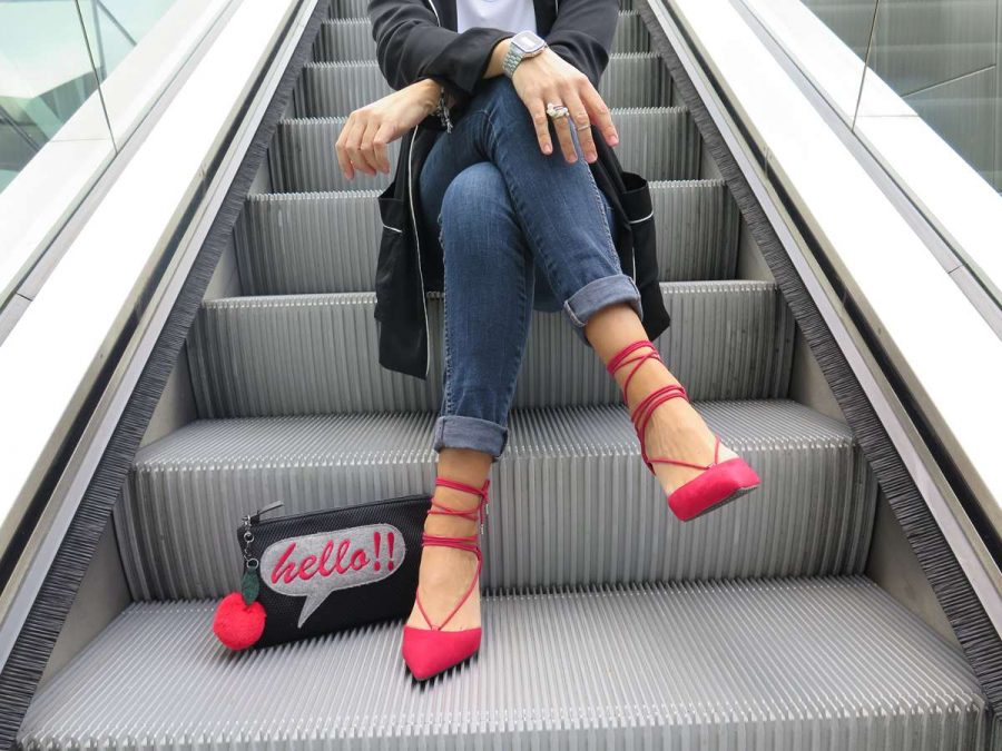 Urban,tendencia pijama, pijama, denim, pitillos, skinny, jeans, bolso mano, hello, handbag, zapatos tacón, hells, zapatos rojos, zapatos atados al tobillo, red shoes, lace up shoes, Miss Clov, Donostia, Rebeca Valdivia, personal shopper
