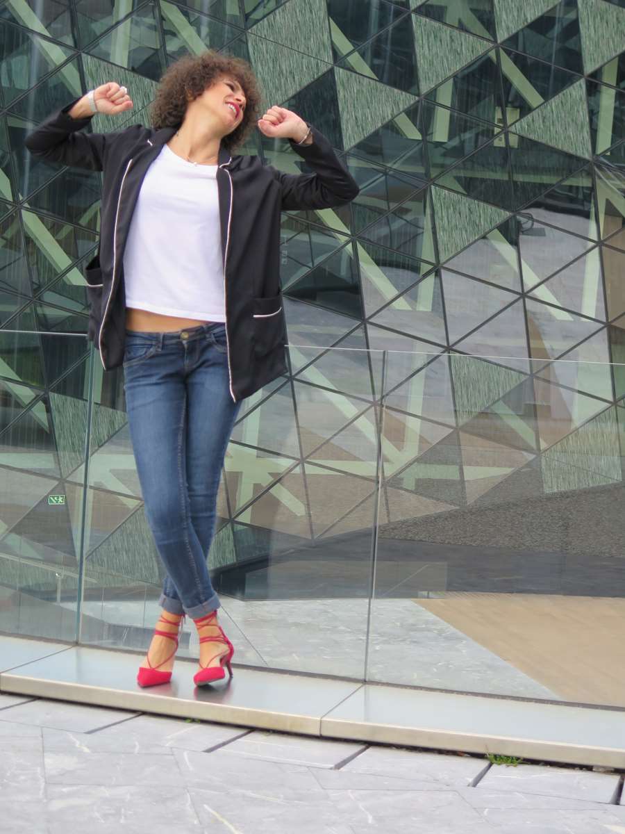 Urban,tendencia pijama, pijama, denim, pitillos, skinny, jeans, bolso mano, hello, handbag, zapatos tacón, hells, zapatos rojos, zapatos atados al tobillo, red shoes, lace up shoes, Miss Clov, Donostia, Rebeca Valdivia, personal shopper