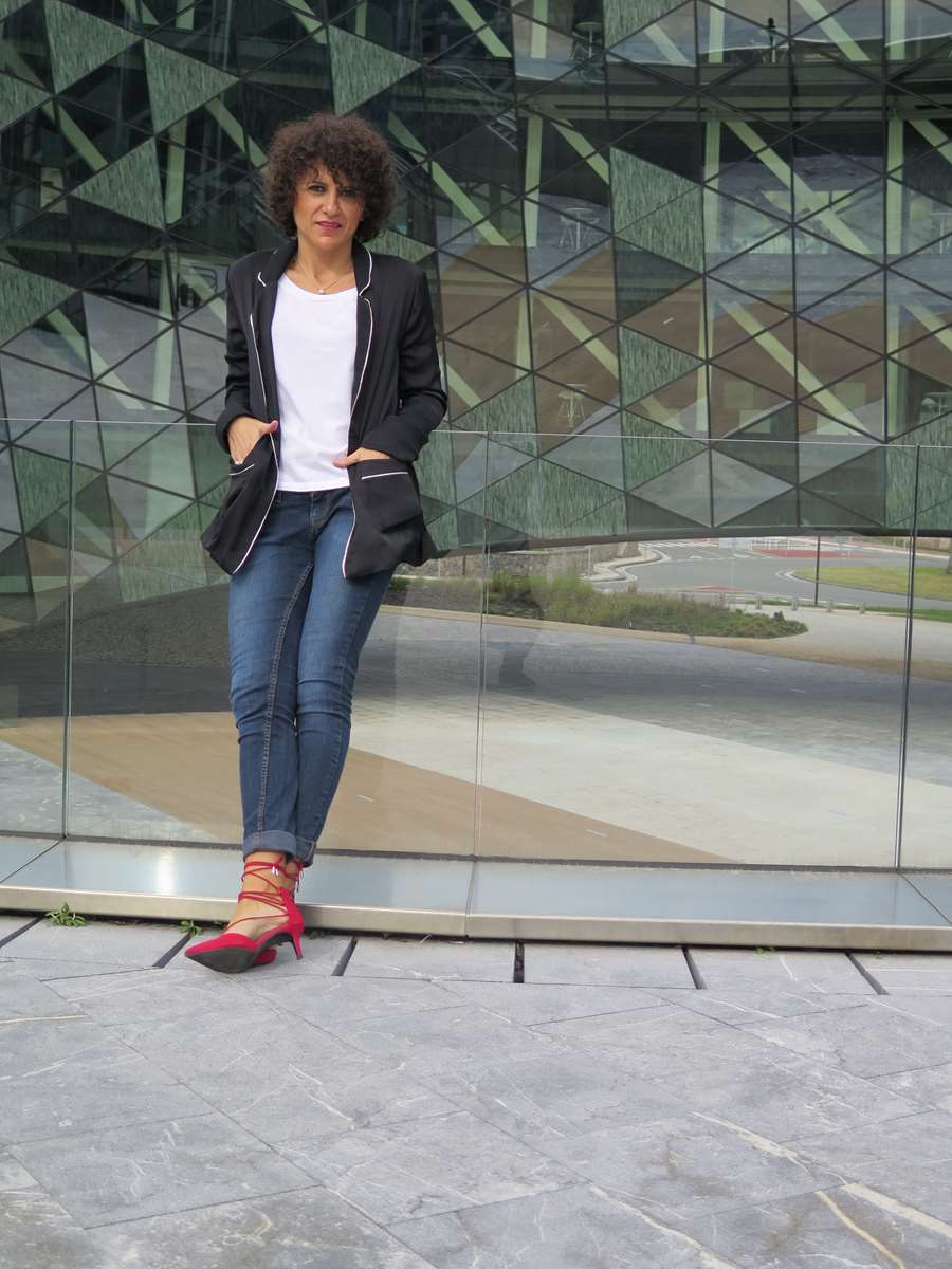 Urban,tendencia pijama, pijama, denim, pitillos, skinny, jeans, bolso mano, hello, handbag, zapatos tacón, hells, zapatos rojos, zapatos atados al tobillo, red shoes, lace up shoes, Miss Clov, Donostia, Rebeca Valdivia, personal shopper