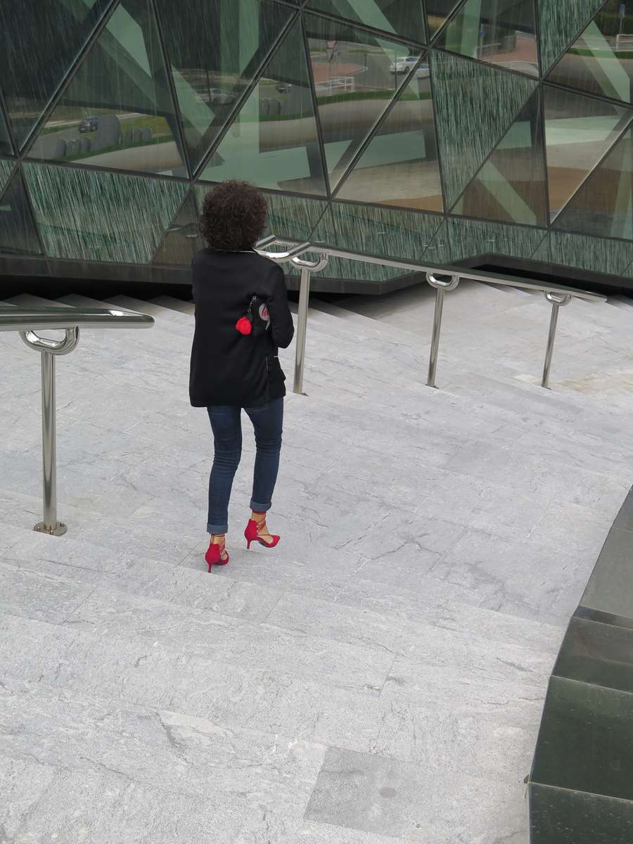 Urban,tendencia pijama, pijama, denim, pitillos, skinny, jeans, bolso mano, hello, handbag, zapatos tacón, hells, zapatos rojos, zapatos atados al tobillo, red shoes, lace up shoes, Miss Clov, Donostia, Rebeca Valdivia, personal shopper