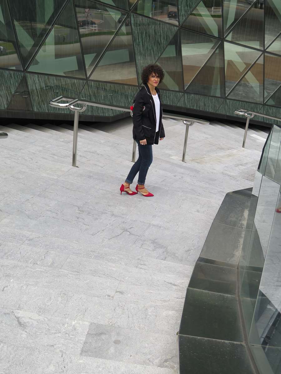 Urban,tendencia pijama, pijama, denim, pitillos, skinny, jeans, bolso mano, hello, handbag, zapatos tacón, hells, zapatos rojos, zapatos atados al tobillo, red shoes, lace up shoes, Miss Clov, Donostia, Rebeca Valdivia, personal shopper