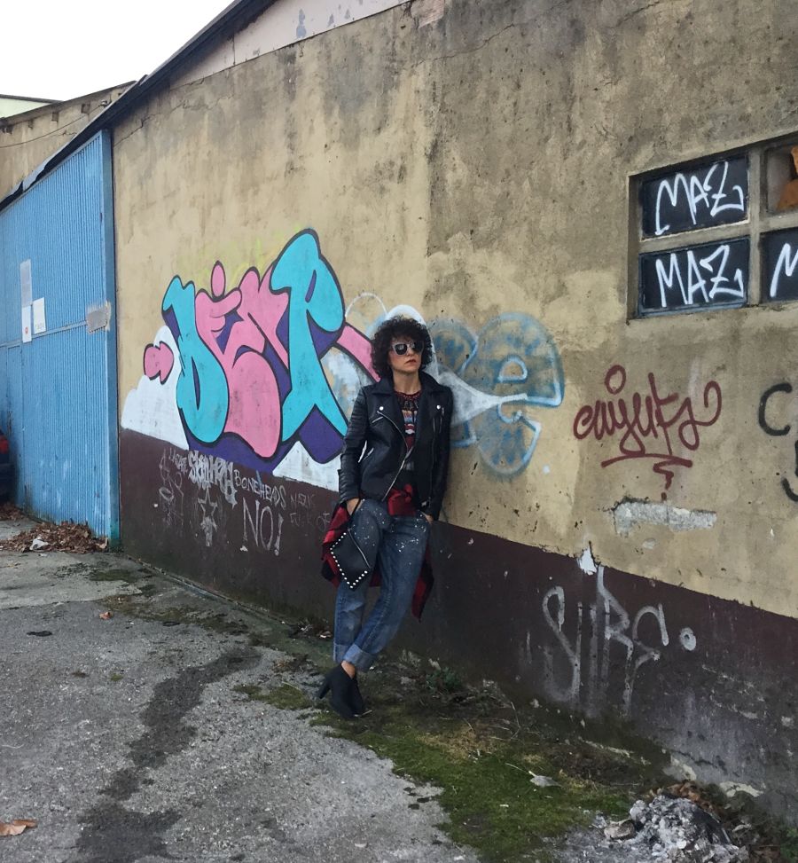 Rebeca Valdivia, Miss Clov, Donostia, personal shopper, tartan, boyfriend Neanderthal, painted jeans, vaqueros pintados, vaqueros cagados, botín goma, Boots, made in Spain, perfecto de cuero, biker, camiseta rockera, camiseta rolling stones tee, tartán shirt, necklace, punk style, rock style, graffitis