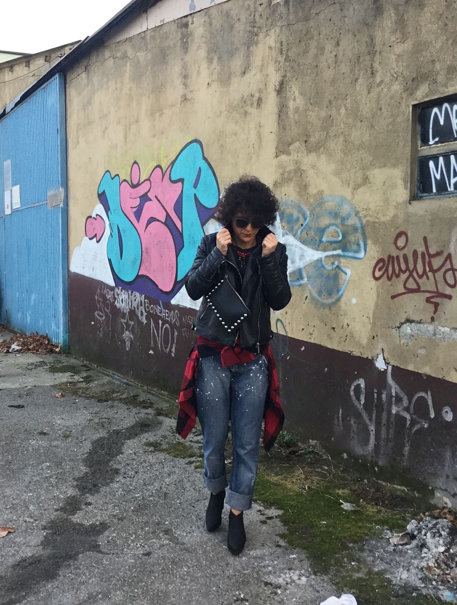 Rebeca Valdivia, Miss Clov, Donostia, personal shopper, tartan, boyfriend Neanderthal, painted jeans, vaqueros pintados, vaqueros cagados, botín goma, Boots, made in Spain, perfecto de cuero, biker, camiseta rockera, camiseta rolling stones tee, tartán shirt, necklace, punk style, rock style, graffitis