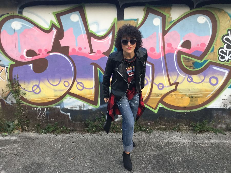 Rebeca Valdivia, Miss Clov, Donostia, personal shopper, tartan, boyfriend Neanderthal, painted jeans, vaqueros pintados, vaqueros cagados, botín goma, Boots, made in Spain, perfecto de cuero, biker, camiseta rockera, camiseta rolling stones tee, tartán shirt, necklace, punk style, rock style, graffitis
