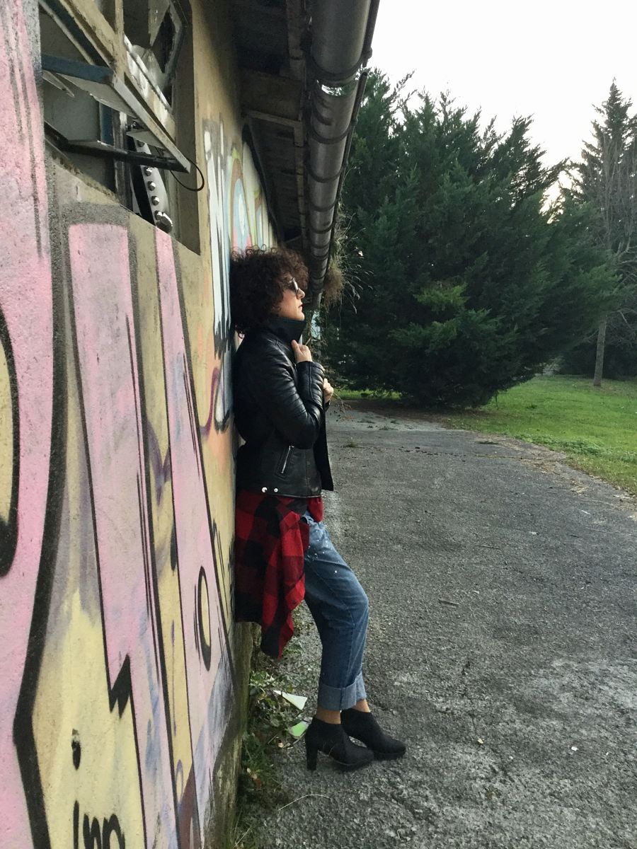 Rebeca Valdivia, Miss Clov, Donostia, personal shopper, tartan, boyfriend Neanderthal, painted jeans, vaqueros pintados, vaqueros cagados, botín goma, Boots, made in Spain, perfecto de cuero, biker, camiseta rockera, camiseta rolling stones tee, tartán shirt, necklace, punk style, rock style, graffitis