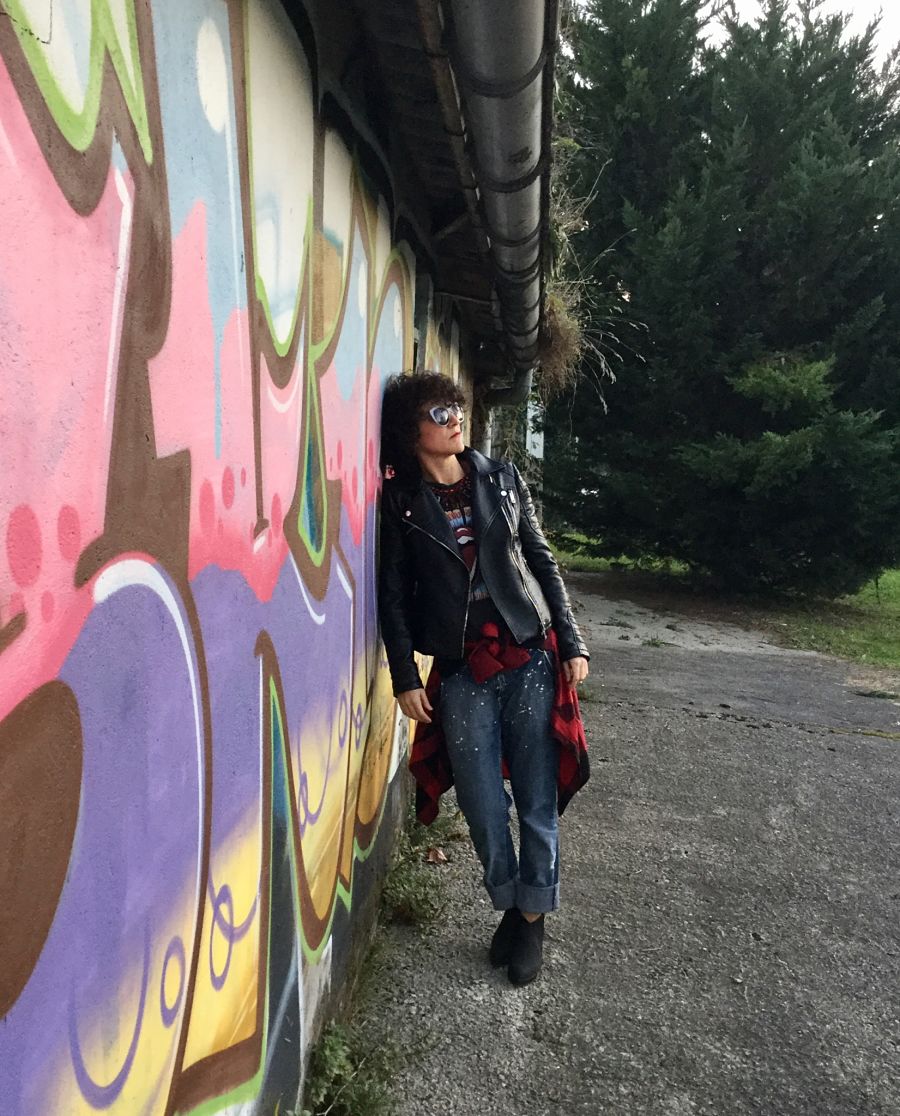 Rebeca Valdivia, Miss Clov, Donostia, personal shopper, tartan, boyfriend Neanderthal, painted jeans, vaqueros pintados, vaqueros cagados, botín goma, Boots, made in Spain, perfecto de cuero, biker, camiseta rockera, camiseta rolling stones tee, tartán shirt, necklace, punk style, rock style, graffitis