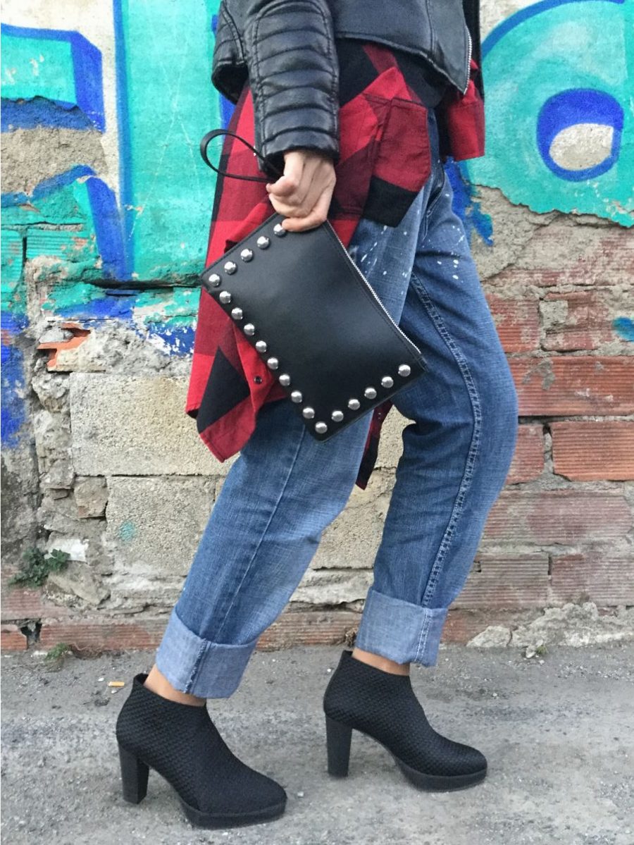 Rebeca Valdivia, Miss Clov, Donostia, personal shopper, tartan, boyfriend Neanderthal, painted jeans, vaqueros pintados, vaqueros cagados, botín goma, Boots, made in Spain, perfecto de cuero, biker, camiseta rockera, camiseta rolling stones tee, tartán shirt, necklace, punk style, rock style