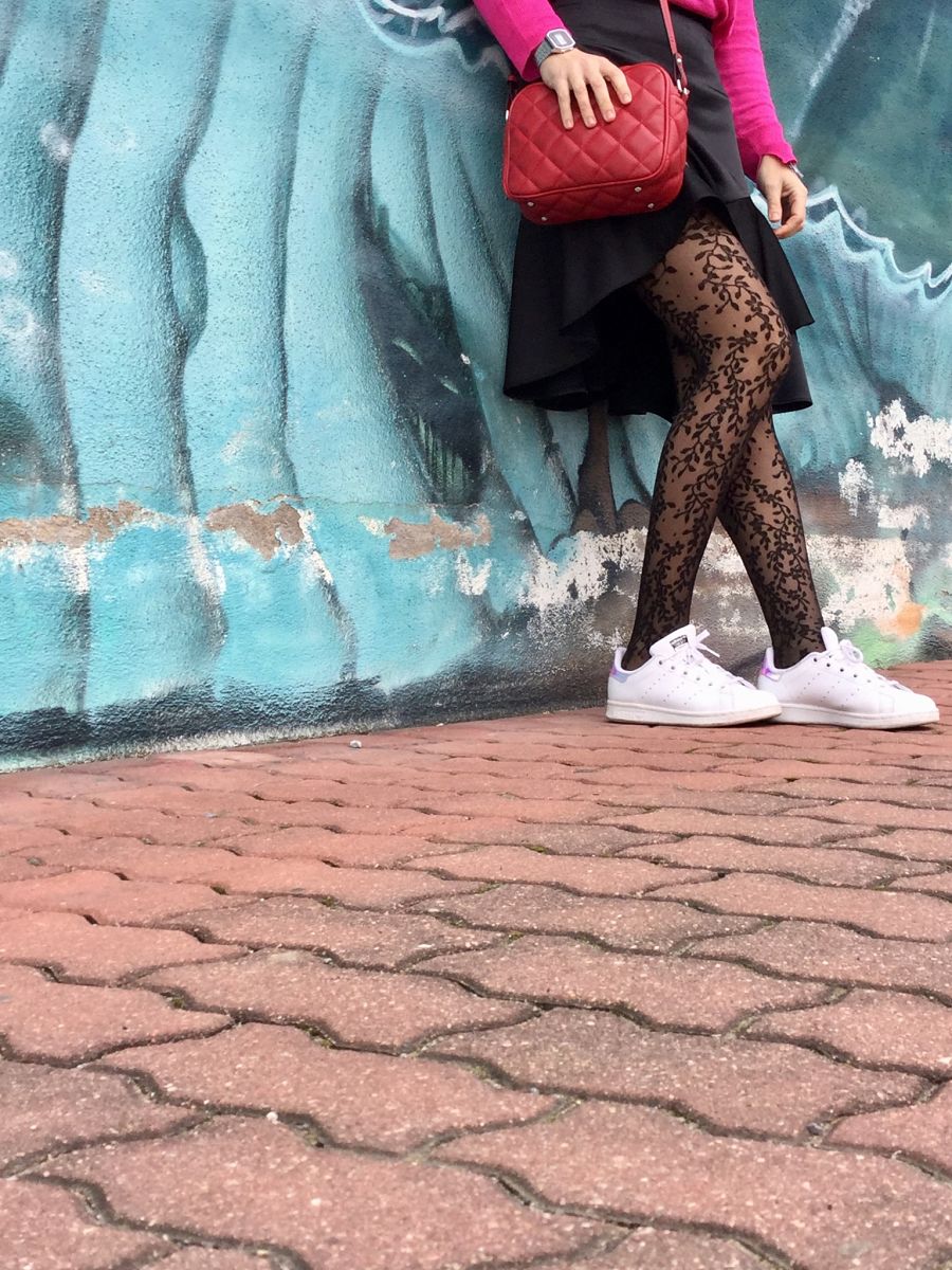Miss Clov, personal shopper, bloggers, Donostia, San Sebastián, frills skirt, falda volantes, link, sweater, red bah, bolso rojo, zapatilla Adidas Stand Smith, sneakers, medias encaje, lace socas