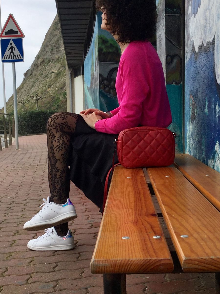 Miss Clov, personal shopper, bloggers, Donostia, San Sebastián, frills skirt, falda volantes, link, sweater, red bah, bolso rojo, zapatilla Adidas Stand Smith, sneakers, medias encaje, lace socas