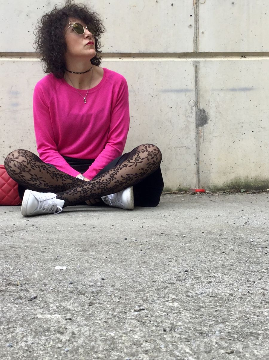 Miss Clov, personal shopper, bloggers, Donostia, San Sebastián, frills skirt, falda volantes, link, sweater, red bah, bolso rojo, zapatilla Adidas Stand Smith, sneakers, medias encaje, lace socas