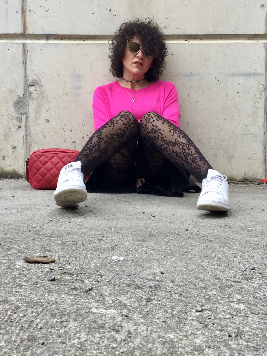 Miss Clov, personal shopper, bloggers, Donostia, San Sebastián, frills skirt, falda volantes, link, sweater, red bah, bolso rojo, zapatilla Adidas Stand Smith, sneakers, medias encaje, lace socas