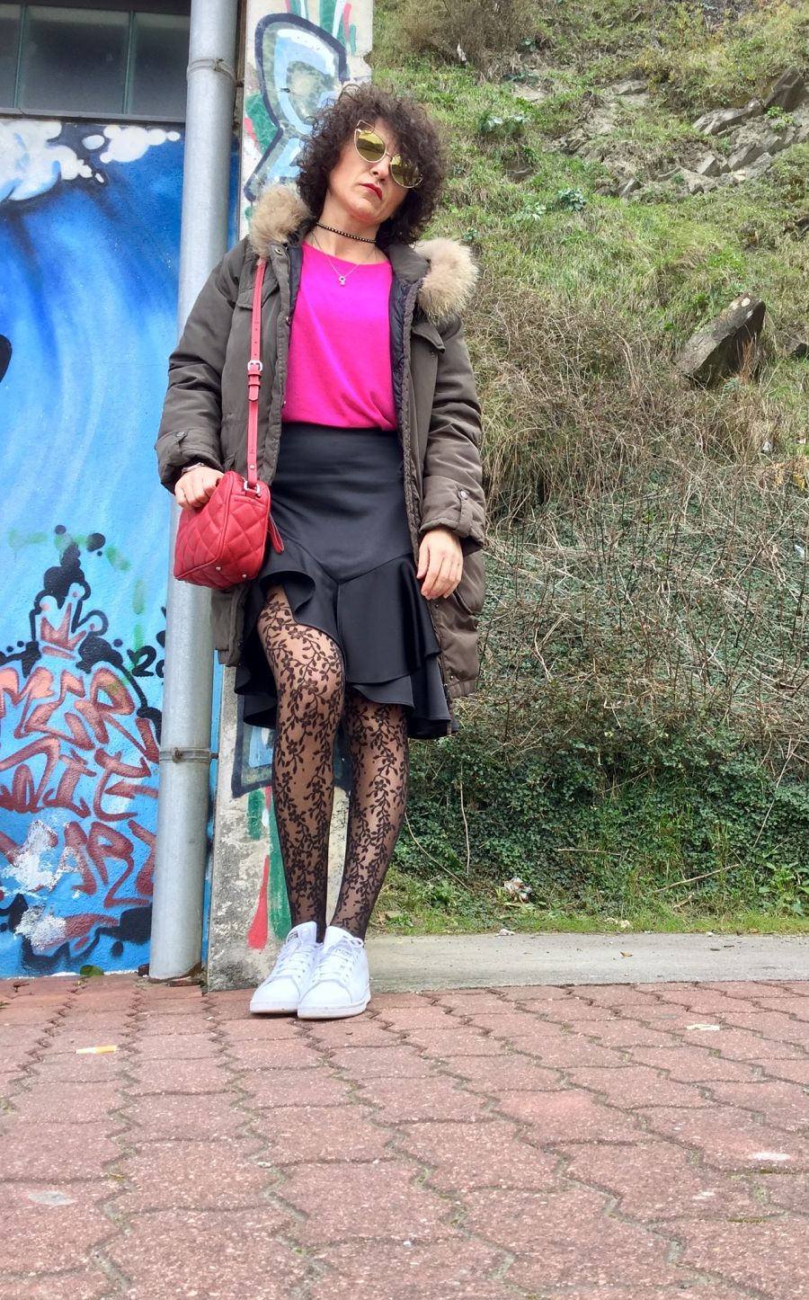 Miss Clov, personal shopper, bloggers, Donostia, San Sebastián, frills skirt, falda volantes, link, sweater, red bah, bolso rojo, zapatilla Adidas Stand Smith, sneakers, medias encaje, lace socas