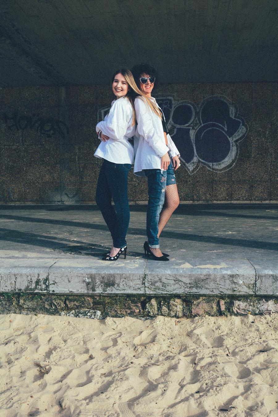 Rebeca Valdivia, Natalia Aldasoro, Miss Clov, Personal Shopper, Donostia, San Sebastián, colaboración bloggers, camisa blanca, white shirt, hells, stilettos, zapatos de salón, jeans, top, curls, curlspower, rizos