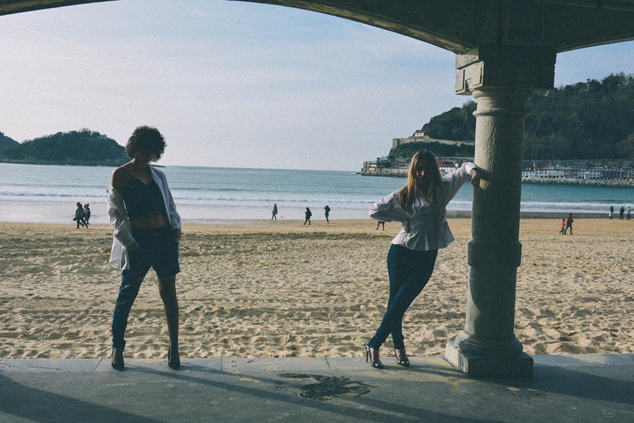 Rebeca Valdivia, Natalia Aldasoro, Miss Clov, Personal Shopper, Donostia, San Sebastián, colaboración bloggers, camisa blanca, white shirt, hells, stilettos, zapatos de salón, jeans, top, curls, curlspower, rizos