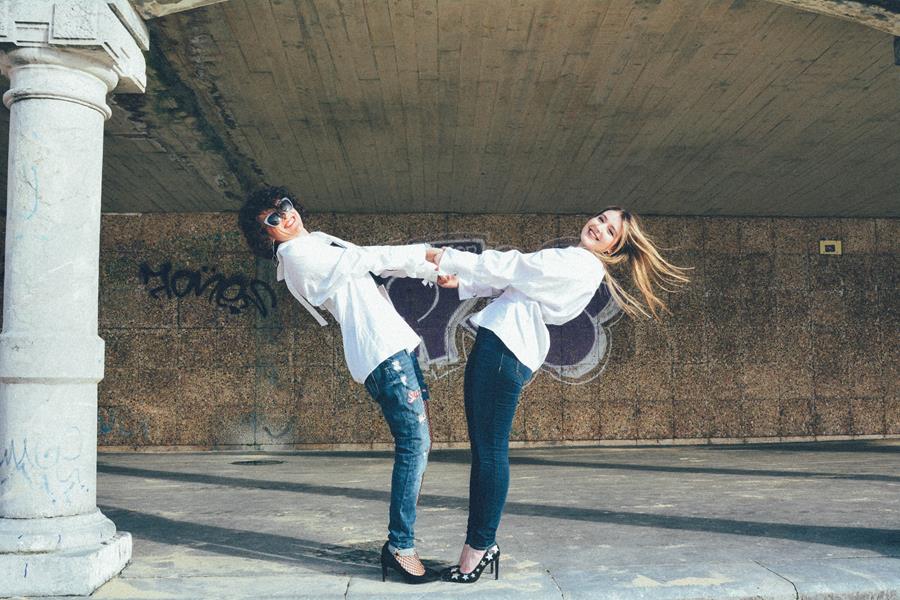 Rebeca Valdivia, Natalia Aldasoro, Miss Clov, Personal Shopper, Donostia, San Sebastián, colaboración bloggers, camisa blanca, white shirt, hells, stilettos, zapatos de salón, jeans, top, curls, curlspower, rizos