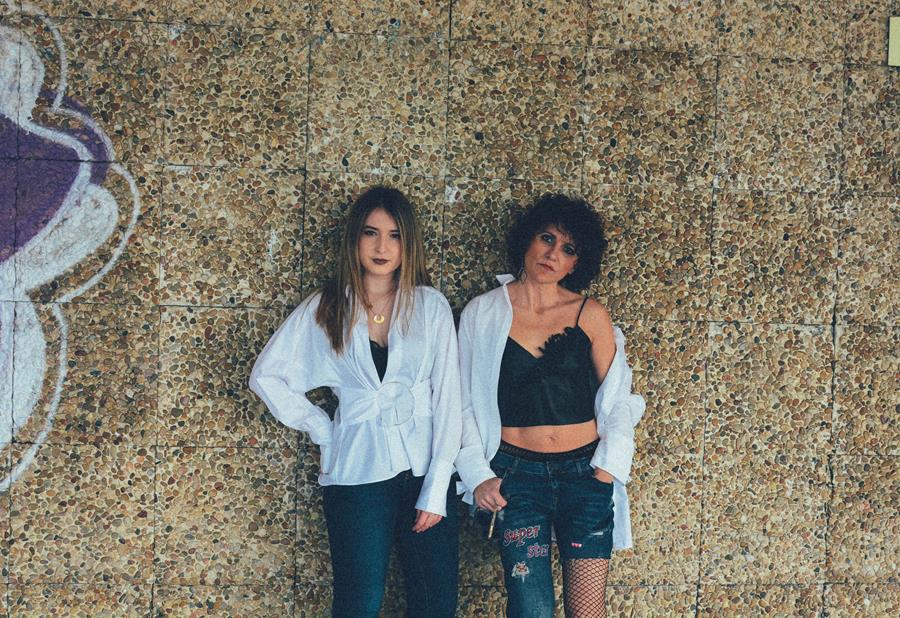 Rebeca Valdivia, Natalia Aldasoro, Miss Clov, Personal Shopper, Donostia, San Sebastián, colaboración bloggers, camisa blanca, white shirt, hells, stilettos, zapatos de salón, jeans, top, curls, curlspower, rizos