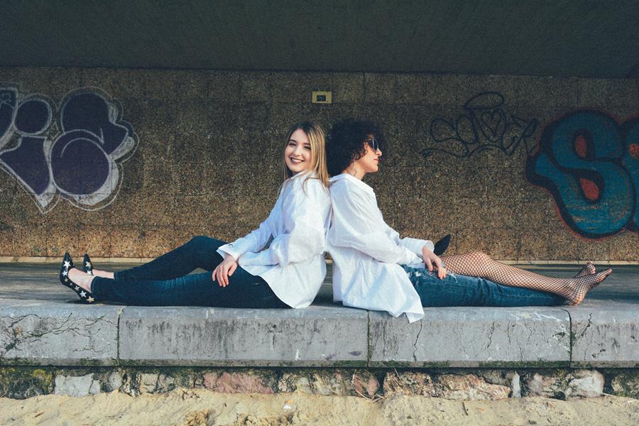 Rebeca Valdivia, Natalia Aldasoro, Miss Clov, Personal Shopper, Donostia, San Sebastián, colaboración bloggers, camisa blanca, white shirt, hells, stilettos, zapatos de salón, jeans, top, curls, curlspower, rizos