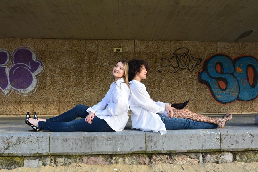 Rebeca Valdivia, Natalia Aldasoro, Miss Clov, Personal Shopper, Donostia, San Sebastián, colaboración bloggers, camisa blanca, white shirt, hells, stilettos, zapatos de salón, jeans, top, curls, curlspower, rizos