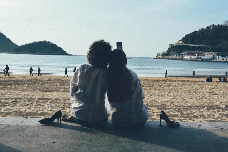 Rebeca Valdivia, Natalia Aldasoro, Miss Clov, Personal Shopper, Donostia, San Sebastián, colaboración bloggers, camisa blanca, white shirt, hells, stilettos, zapatos de salón, jeans, top, curls, curlspower, rizos