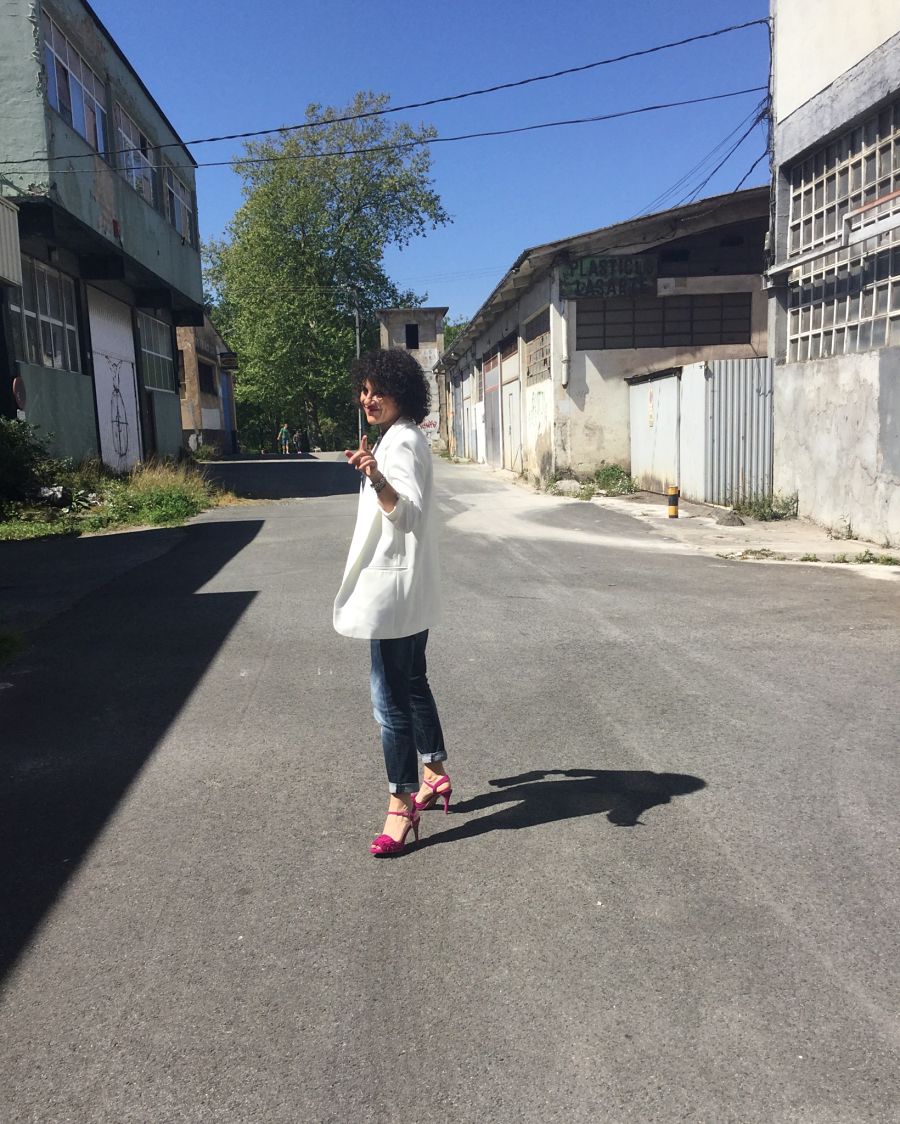 Rebeca Valdivia, personal shopper, Donostia, San Sebastián, Miss Clov, boybriend jeans, sandalis tacón, boho, flecos, frills sandals, top Kilate, origami, papiroflexia, bolso bandolera, bag, white blazer, americana blanca, curls, rizos, curlpower