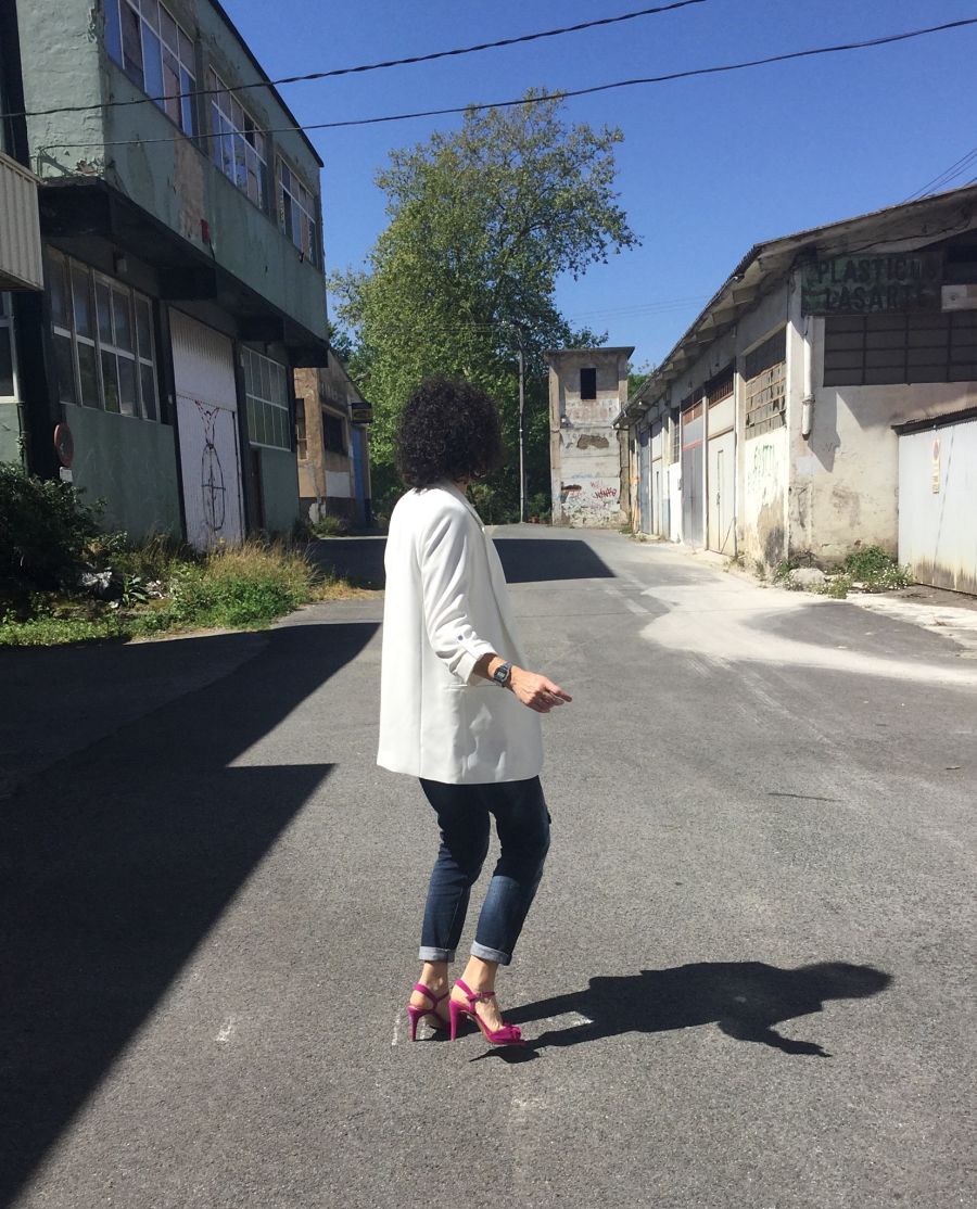 Rebeca Valdivia, personal shopper, Donostia, San Sebastián, Miss Clov, boybriend jeans, sandalis tacón, boho, flecos, frills sandals, top Kilate, origami, papiroflexia, bolso bandolera, bag, white blazer, americana blanca, curls, rizos, curlpower