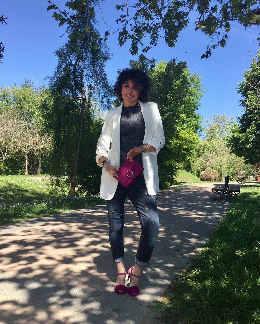 Rebeca Valdivia, personal shopper, Donostia, San Sebastián, Miss Clov, boybriend jeans, sandalis tacón, boho, flecos, frills sandals, top Kilate, origami, papiroflexia, bolso bandolera, bag, white blazer, americana blanca, curls, rizos, curlpower