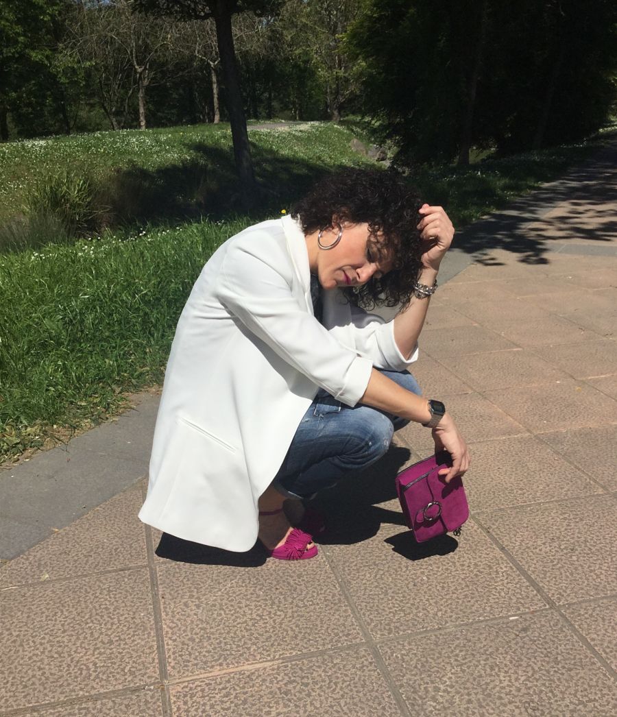 Rebeca Valdivia, personal shopper, Donostia, San Sebastián, Miss Clov, boybriend jeans, sandalis tacón, boho, flecos, frills sandals, top Kilate, origami, papiroflexia, bolso bandolera, bag, white blazer, americana blanca, curls, rizos, curlpower