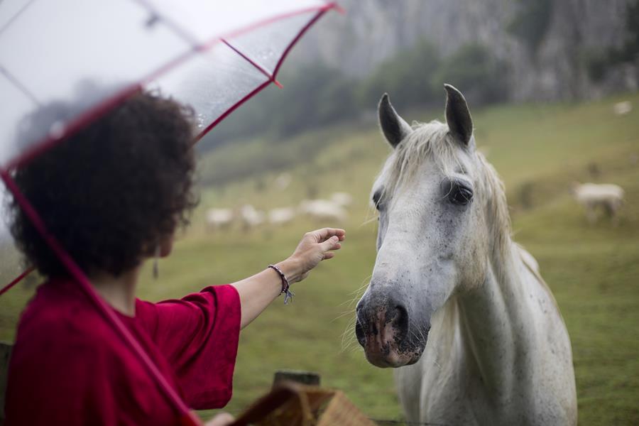 Rebeca Valdivia, personal shopper, Donostia, San Sebastián, Miss Clov, vestido rojo, oriental, red dress, oriental style, sandals, sandalias planas, maxi pendientes, maxi earings, bolso bambú, bamboo basket, curls, rizos, curlpower