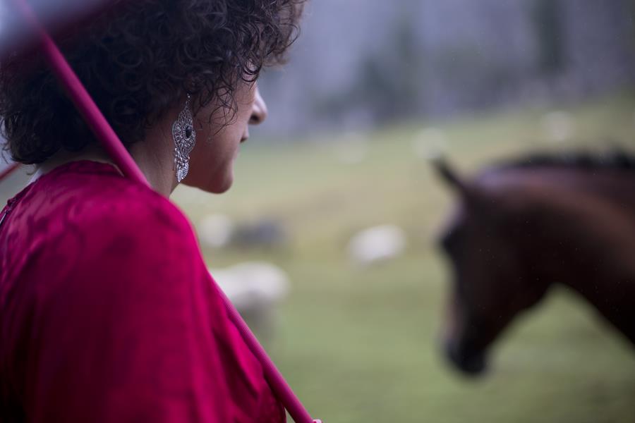Rebeca Valdivia, personal shopper, Donostia, San Sebastián, Miss Clov, vestido rojo, oriental, red dress, oriental style, sandals, sandalias planas, maxi pendientes, maxi earings, bolso bambú, bamboo basket, curls, rizos, curlpower