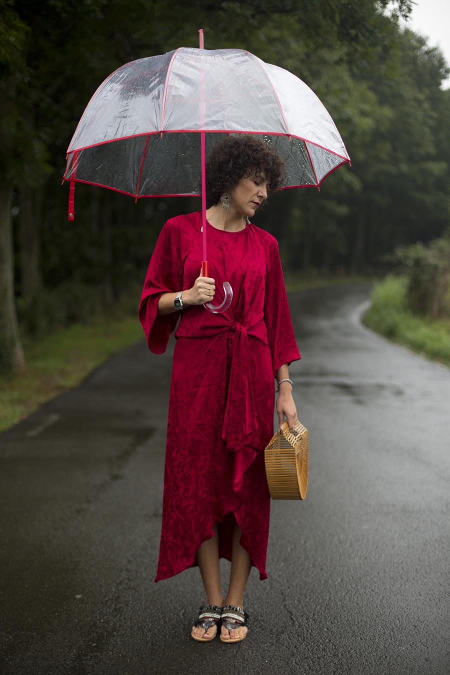 Rebeca Valdivia, personal shopper, Donostia, San Sebastián, Miss Clov, vestido rojo, oriental, red dress, oriental style, sandals, sandalias planas, maxi pendientes, maxi earings, bolso bambú, bamboo basket, curls, rizos, curlpower