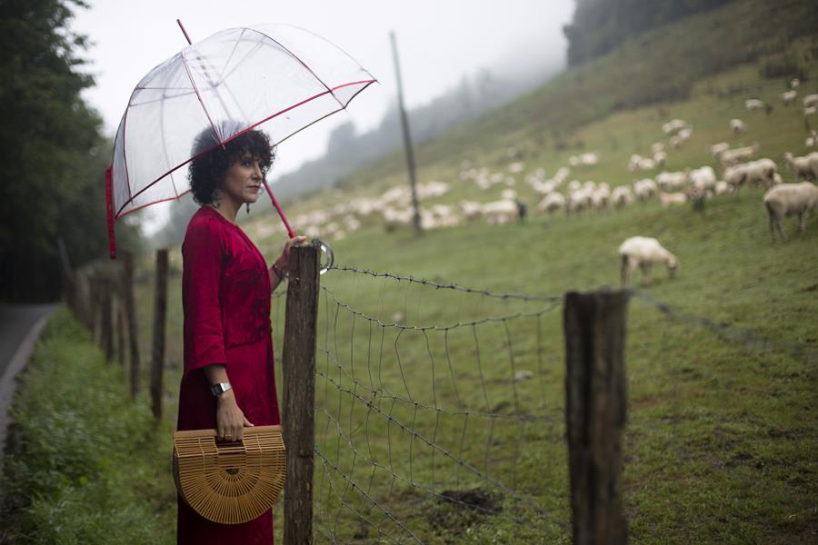 Rebeca Valdivia, personal shopper, Donostia, San Sebastián, Miss Clov, vestido rojo, oriental, red dress, oriental style, sandals, sandalias planas, maxi pendientes, maxi earings, bolso bambú, bamboo basket, curls, rizos, curlpower