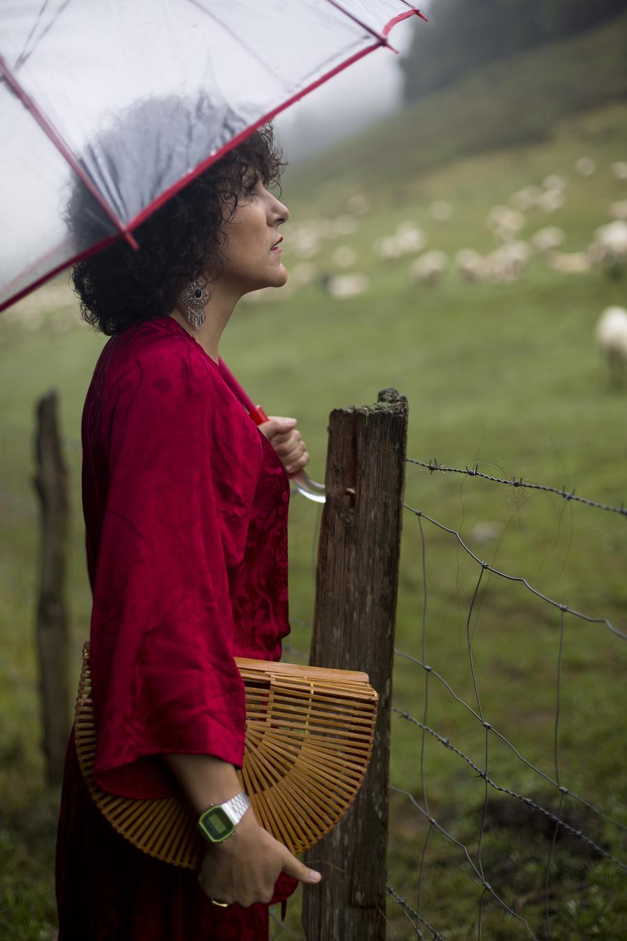 Rebeca Valdivia, personal shopper, Donostia, San Sebastián, Miss Clov, vestido rojo, oriental, red dress, oriental style, sandals, sandalias planas, maxi pendientes, maxi earings, bolso bambú, bamboo basket, curls, rizos, curlpower